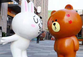 藁城步行街布朗熊雕塑，玻璃鋼動(dòng)物雕塑，卡通方式